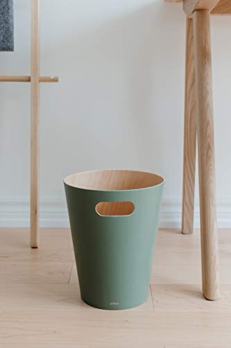 Umbra Woodrow Abfalleimer – Zweifarbiger Holz Papierkorb für Büro, Badezimmer, Wohnzimmer und Mehr, 7,5l Fassungsvermögen, Salbei