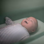 Maxi-Cosi Iora Beistellbett Baby, Faltbares Co-Sleeper, 0–6 Monate, max. 9 kg, 4 Neigungs- und 5 Höhenstufen, Leichtes Schieben, Bequeme Matratze, Großer Korb, Leicht zu Tragen, Essential Graphite
