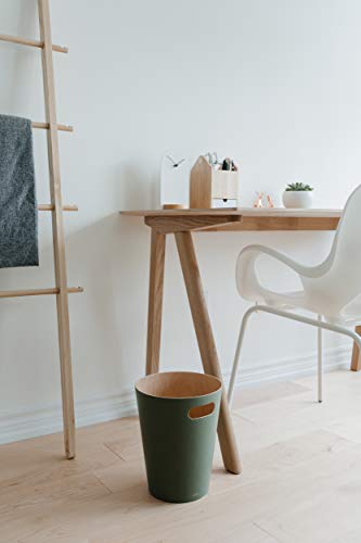 Umbra Woodrow Abfalleimer – Zweifarbiger Holz Papierkorb für Büro, Badezimmer, Wohnzimmer und Mehr, 7,5l Fassungsvermögen, Salbei