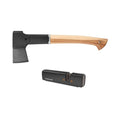 Fiskars Geschenk-Set - Universalaxt (44,5 cm, Karbonstahl & FSC-Holz) + Axtschärfer Schwarz, Hochwertiges Set für Hackarbeiten, Feuerholz & Outdoor 1052276