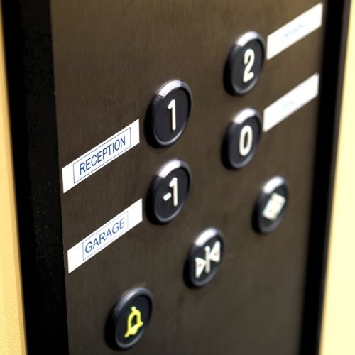 DYMO LabelManager 280 Tragbares Beschriftungsgerät im Koffer | Wiederaufladbares Etikettiergerät mit QWERTZ Tastatur | mit PC- oder Mac-Schnittstelle | für D1 Etiketten in 6, 9 und 12mm Breite