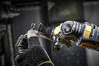 DEWALT Multi-Tool/ Multifunktionswerkzeug (18 Volt, 2,0 Ah Akku, bürstenlos, LED-Arbeitslampe, Airlock-System, inkl. 35-teiliges Zubehör-Set, 2 Akkus, Schnell-Ladegerät und TSTAK Box II) DCS355D2