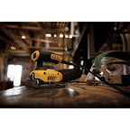 DEWALT Vibratiosnschleifer/Schwingschleifer (230 Watt, Schwingkreis-ø 1.6 mm, Schleifplatte 108 x 115 mm, Klettfix, AirLock kompatibel, inkl. Staubfangsack & Absaugadapter) DWE6411-QS