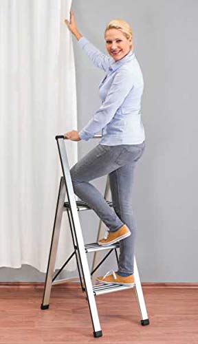 WENKO Leichte Aluminium Trittleiter mit 2 Stufen für 50 cm höheren Stand, rutschsichere XXL-Stufen, Design Klapptrittleiter, TÜV Süd Zertifiziert, 44 x 101 x 5,5 cm, Silber matt
