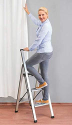 WENKO Leichte Aluminium Trittleiter mit 2 Stufen für 50 cm höheren Stand, rutschsichere XXL-Stufen, Design Klapptrittleiter, TÜV Süd Zertifiziert, 44 x 101 x 5,5 cm, Silber matt