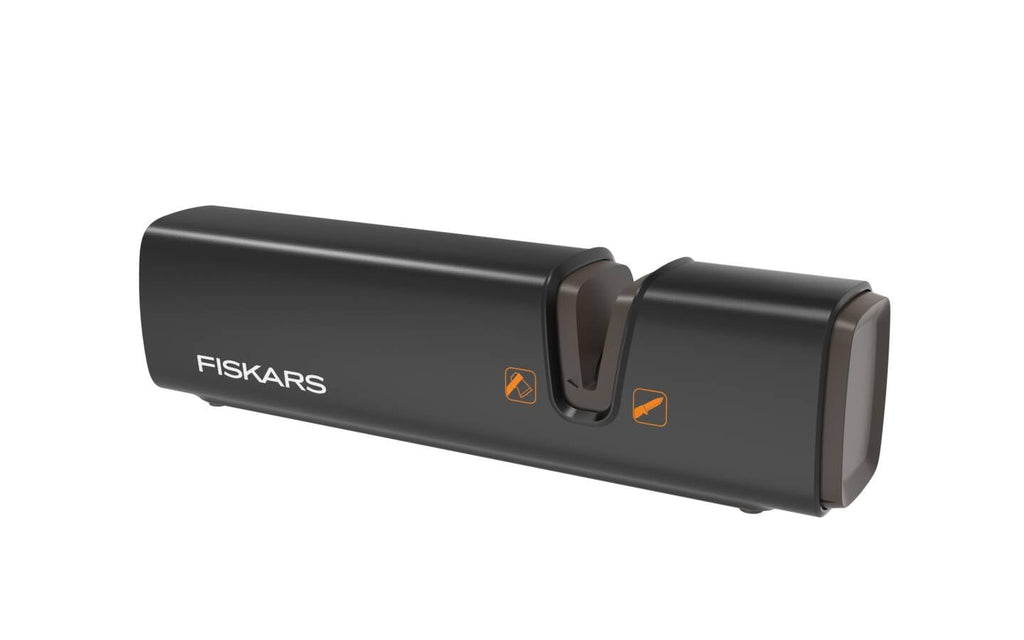 Fiskars Geschenk-Set - Universalaxt (44,5 cm, Karbonstahl & FSC-Holz) + Axtschärfer Schwarz, Hochwertiges Set für Hackarbeiten, Feuerholz & Outdoor 1052276