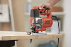 Black+Decker Elektronik-Pendelhub-Stichsäge (650 Watt, 19mm Hublänge, max. 90 mm Schnitttiefe, 3 Pendelhubstufen für vielseitigen Einsatz, variable Hubzahl, inkl. 2 Sägeblätter + Koffer) BES610K