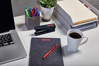 DYMO Original D1-Etikettenband | schwarz auf rot | 19 mm x 7 m | selbstklebendes Schriftband | für LabelManager-Beschriftungsgerät