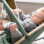Maxi-Cosi KORI 2-in-1 Ergonomischer Babywippe mit Spielzeugbogen 0-2 Jahre bis 15 kg Neugeborenen Hüpfstuhl 3 Liegepositionen Easy-In Harness Leicht & Kompakt Neugeborenes Kissen Beyond Graphite