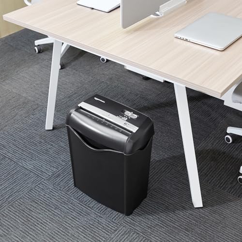 Amazon Basics Aktenvernichter, 5-6 Blätter Querschnitt, für Papier und Plastikkarten, Schwarz