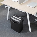 Amazon Basics Aktenvernichter, 5-6 Blätter Querschnitt, für Papier und Plastikkarten, Schwarz