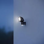 Steinel LED Außenstrahler LS 150 S schwarz, 240° Bewegungsmelder, max. 12 m Reichweite, 14,7 W, Schwenkbar, 1375 lm, 4000 K