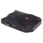 JBL BassPro SL2 Aktiv Subwoofer Auto Set - Car hifi Untersitz Bassbox Gehäuse mit Bassreflex Woofer box groß 200mm und 125 Watt aktiver Verstärker, Schwarz, 44