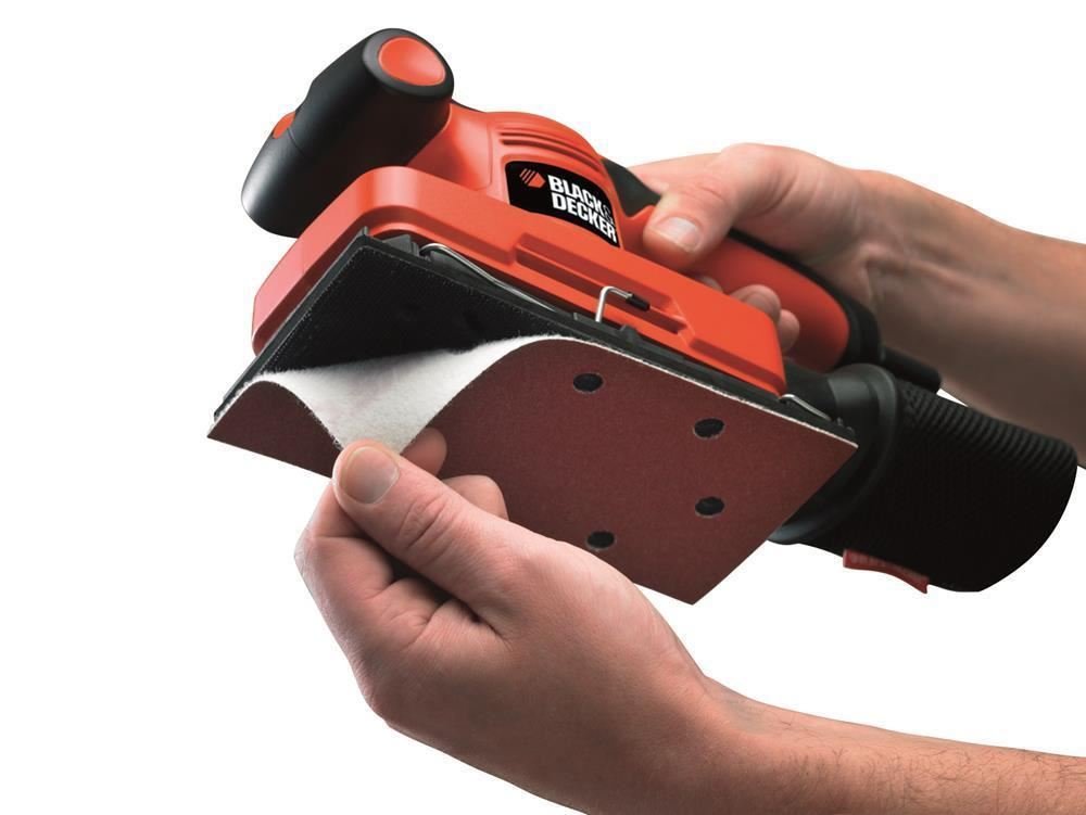 BLACK+DECKER Schwingschleifer (ideal zum Schleifen von großen Flächen, ergonomischer Softgriff, integrierter Staubabsaugung, variable Geschwindigkeit, inkl. 5x Schleifpapier & Koffer) KA320EKA-QS