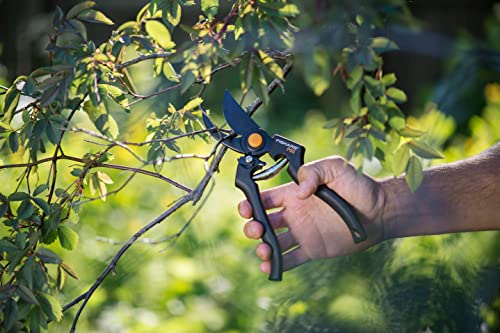 Fiskars Bypass-Gartenschere für frische Äste und Zweige, Antihaftbeschichtet, Hochwertige Stahl-Klingen, Länge: 22,5 cm, Schwarz/Orange, Pro, P90, 1001530
