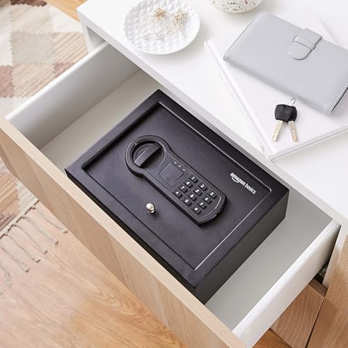 Amazon Basics Safe, klein, schlank, für Schreibtischschublade, mit programmierbarem Elektronisches Kombinationsschloss, schwarz, 30 cm B x 21.8 cm T x 11.2 cm H