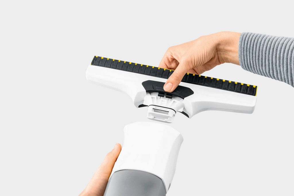 Kärcher Akku-Fenstersauger WV 6 Plus, extra lange Akkulaufzeit von 100 min, LED-Ladezustandsanzeige, wechselbare Absaugdüse: 280 mm, Sprühflasche mit Mikrofaserbezug, 20 ml Fensterreiniger-Konzentrat