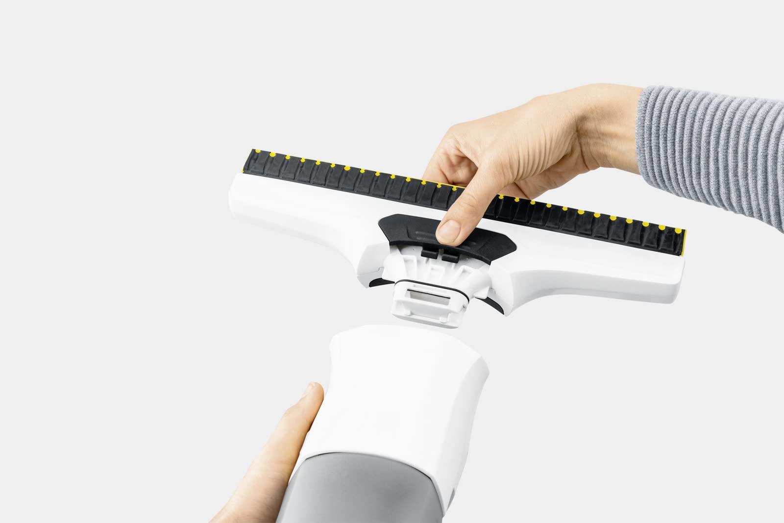 Kärcher Akku-Fenstersauger WV 6 Plus, extra lange Akkulaufzeit von 100 min, LED-Ladezustandsanzeige, wechselbare Absaugdüse: 280 mm, Sprühflasche mit Mikrofaserbezug, 20 ml Fensterreiniger-Konzentrat