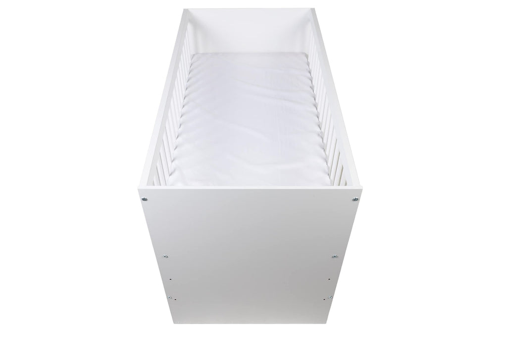 KMbaby Babybett TANY Weiß 120 x 60 cm mit Matratze - Baby Kinderbett Gitterbett mit Lattenrost 3 Stufen Höhenverstellbar - Lackiertes Kiefernholz