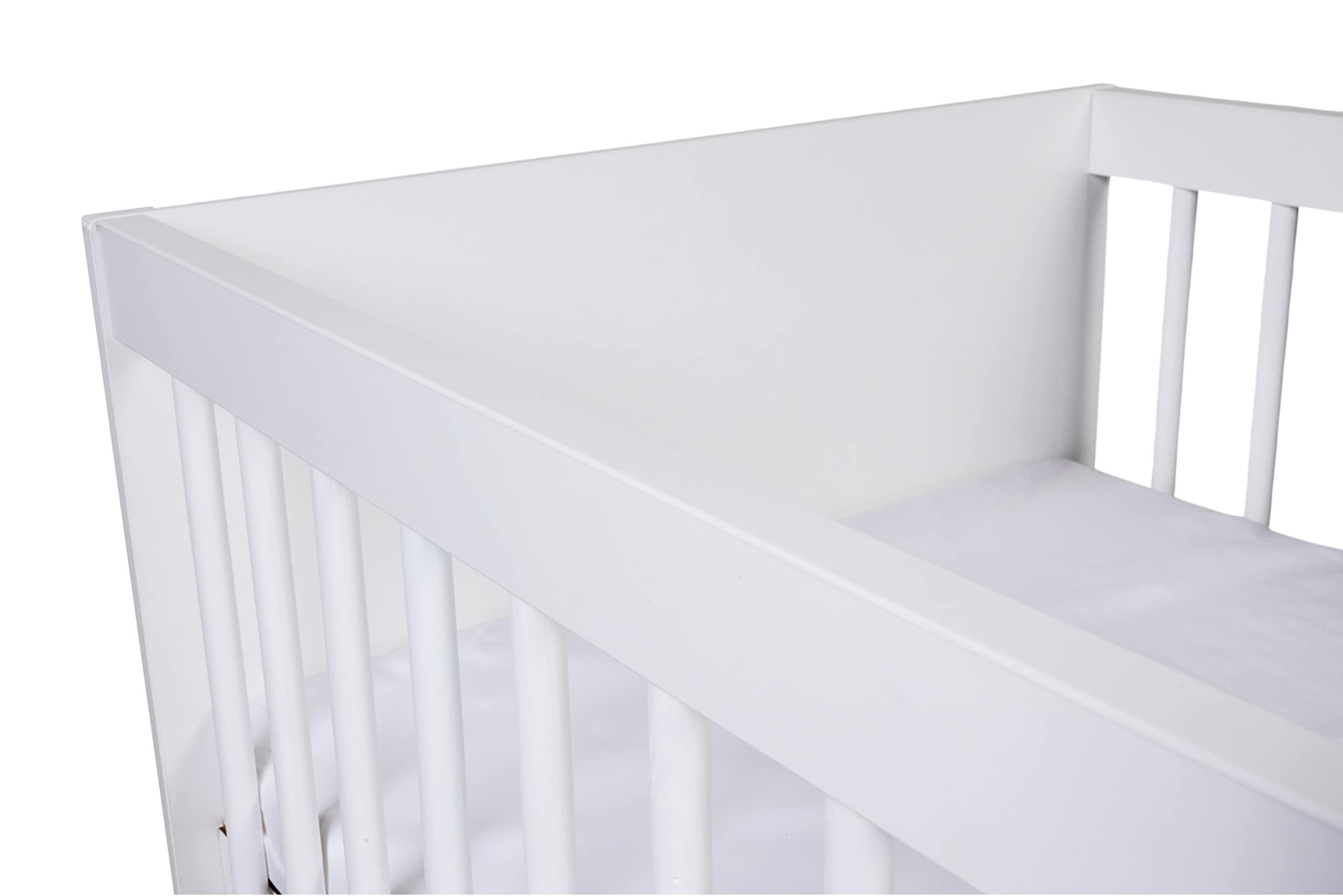 KMbaby Babybett TANY Weiß 120 x 60 cm mit Matratze - Baby Kinderbett Gitterbett mit Lattenrost 3 Stufen Höhenverstellbar - Lackiertes Kiefernholz