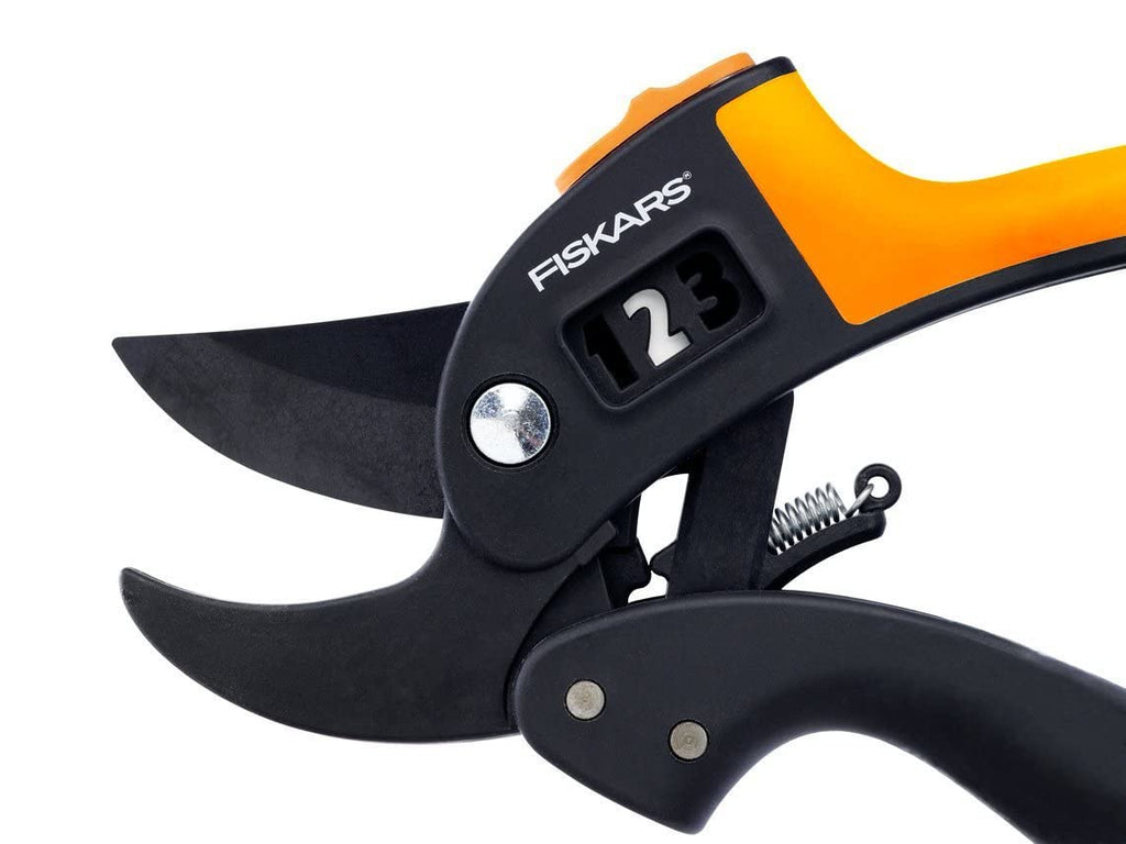 Fiskars Amboss-Gartenschere für trockene Zweige und Äste, Antihaftbeschichtet, Hochwertige Stahl-Klingen, Länge: 19 cm, Schwarz/Orange, PowerStep, P83, 1000575