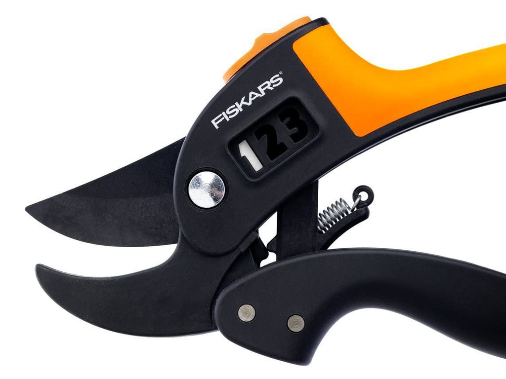 Fiskars Amboss-Gartenschere für trockene Zweige und Äste, Antihaftbeschichtet, Hochwertige Stahl-Klingen, Länge: 19 cm, Schwarz/Orange, PowerStep, P83, 1000575