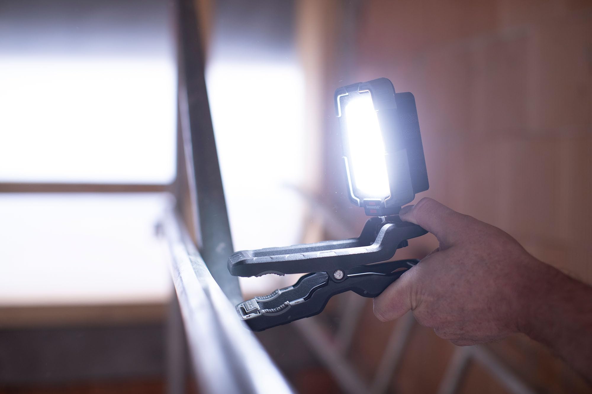 Brennenstuhl klemmbarer LED Arbeitsstrahler CL 1050 MA (10W, 950lm, IP65, Akku LED Arbeitsleuchte mit Neigungswinkel, USB, Powerbank, Engineered in Germany)