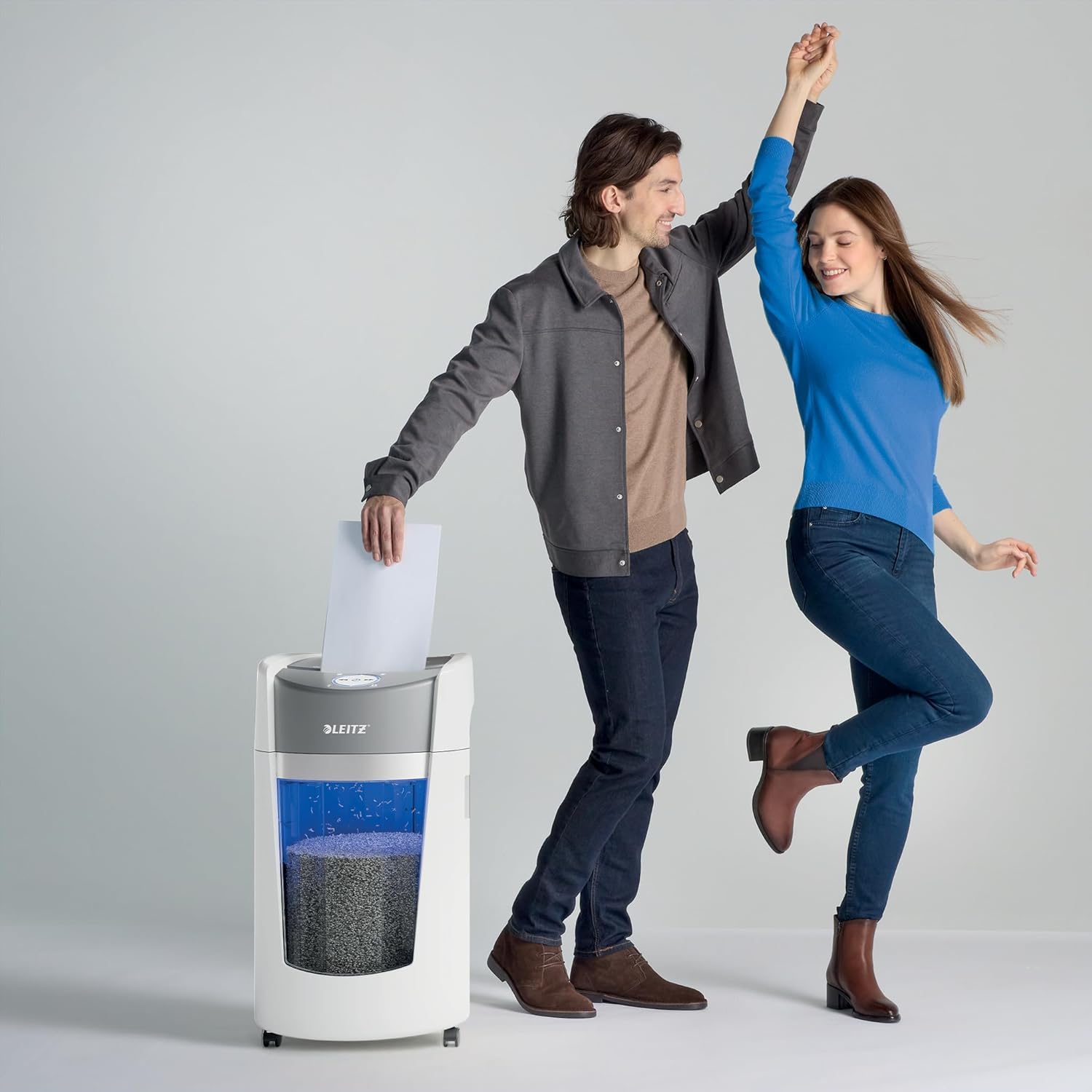 Leitz IQ OptiMax Office P5 Aktenvernichter mit Mikroschnitt, 12-10 Blatt (70-80 g/m²), Rotierender 35 Liter Behälter für 33% mehr Volumen (550 x A4), Extrem leise, 120 Min Dauerbetrieb, Weiß, 83600000