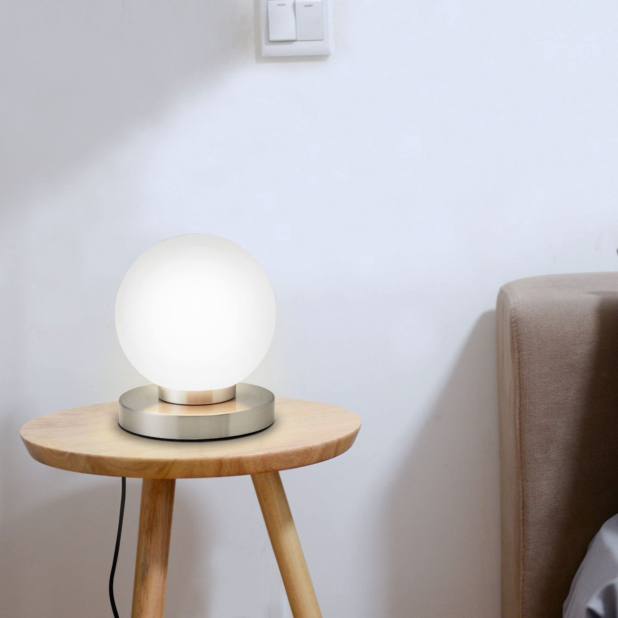 B.K.Licht - Nachttischlampe mit Touch, Dimmbar, E14 Fassung, Kugel Glas weiß, Tischlampe, Lampe, Nachttischleuchte, Tischleuchte, Bürolampe, Leselampe, Leselicht, 12,6x15,7 cm (DxH), Matt-nickel