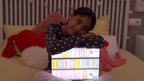 BONNYCO Light Box Rosa A4 mit 400 Buchstaben, Emojis, 2 Stifte, USB, Ä Ö Ü ß Enhalten. Pink Led Lightbox Buchstaben Geschenk für Frauen, Mädchen. Led Leuchtkasten Kinder Schlafzimmer, Wohnzimmer Deko
