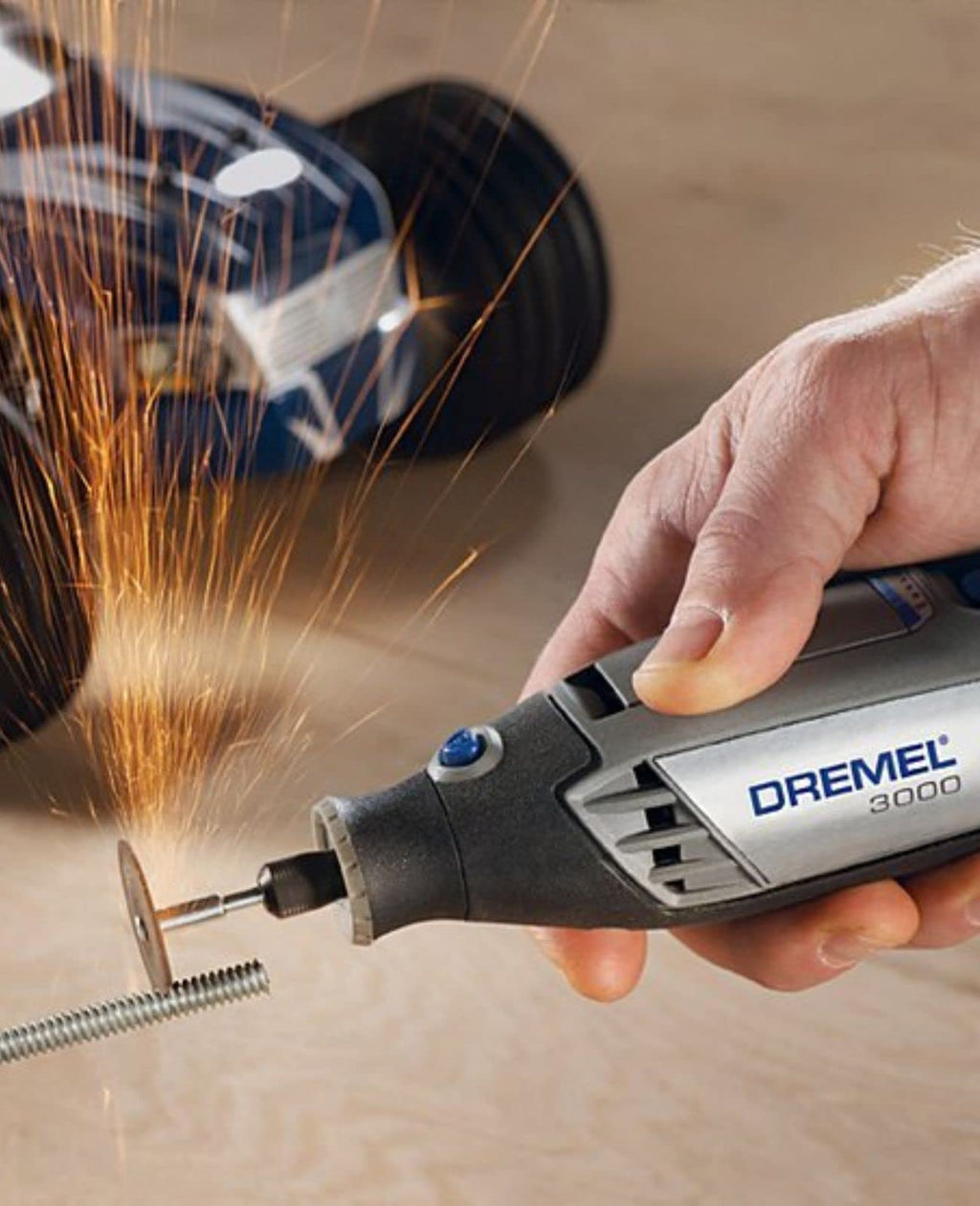 Dremel 3000 Multifunktionswerkzeug 130W, Set mit 5 Zubehörteilen, Variable Drehzal 10.000-33.000 U/min zum Schneiden, Schleifen, Gravieren, Polieren, Schärfen, Reinigen, Schnitzen, F0133000JU