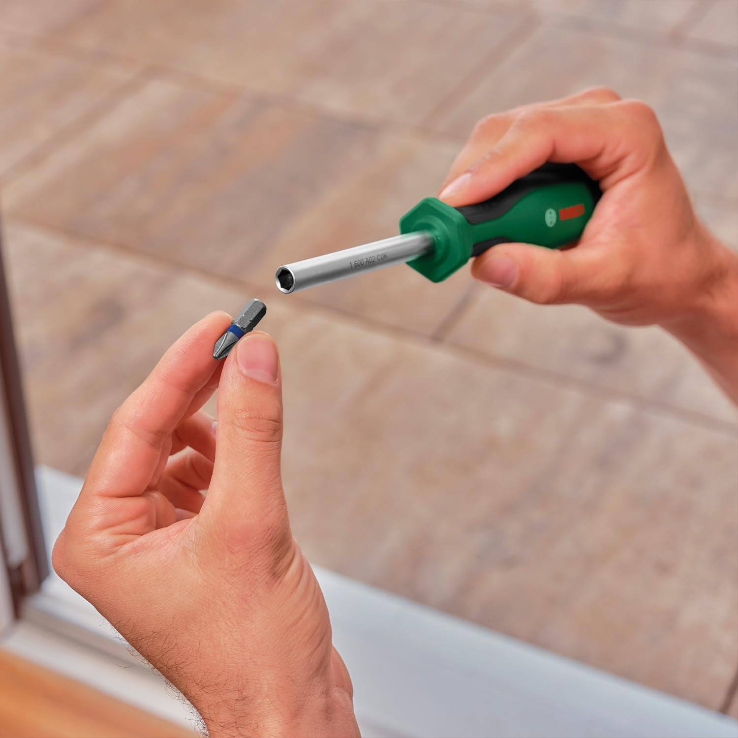 Bosch Ratschen / ¼"Steckschlüsselsatz-Set, 34-teilig (hochwertiger und vielseitiger Steckschlüsselsatz für zahlreiche Heimwerkeraufgaben; ergonomischer Griff mit Softgrip; magnetische Bit-Aufnahme)
