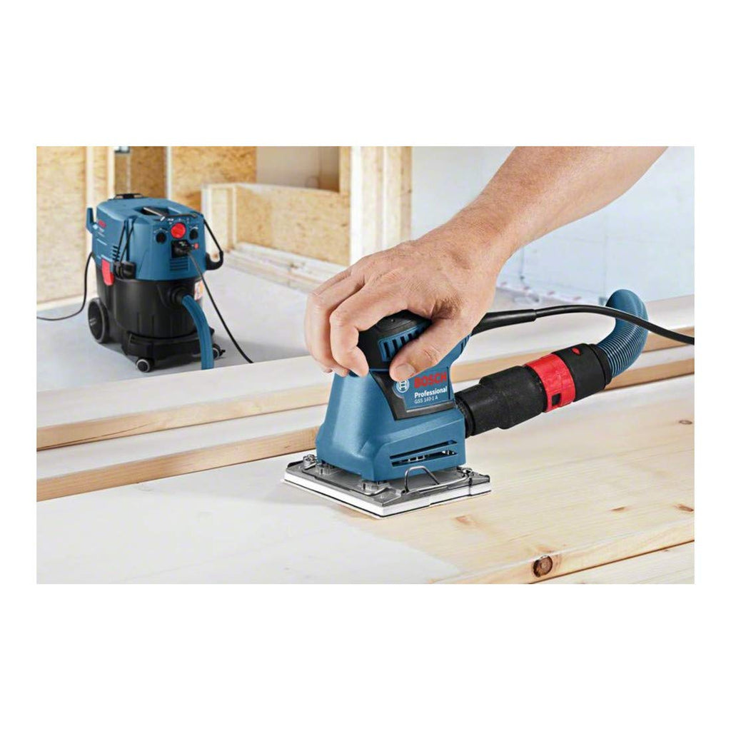 Bosch Professional Schwingschleifer GSS 140-1 A (mit Staubbox inkl. Microfilter, 2x Schleifblatt, 1x Schleifplatte, Lochwerkzeug)