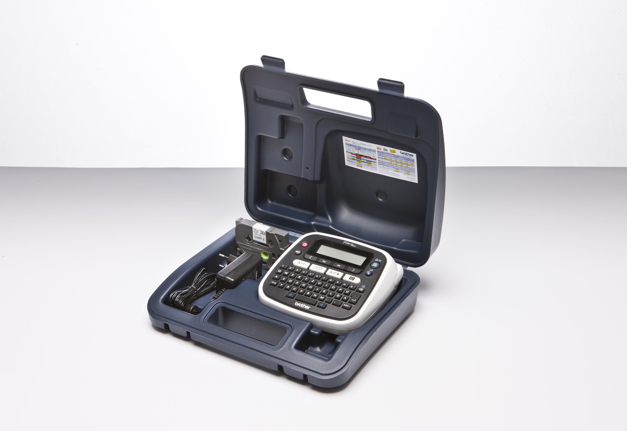 Brother PT-D200BWVP Beschriftungsgerät inklusive Netzadapter und Transportkoffer (für 3,5 bis 12 mm breite TZe-Schriftbänder, bis zu 20 mm/Sek. Druckgeschwindigkeit), Schwarz