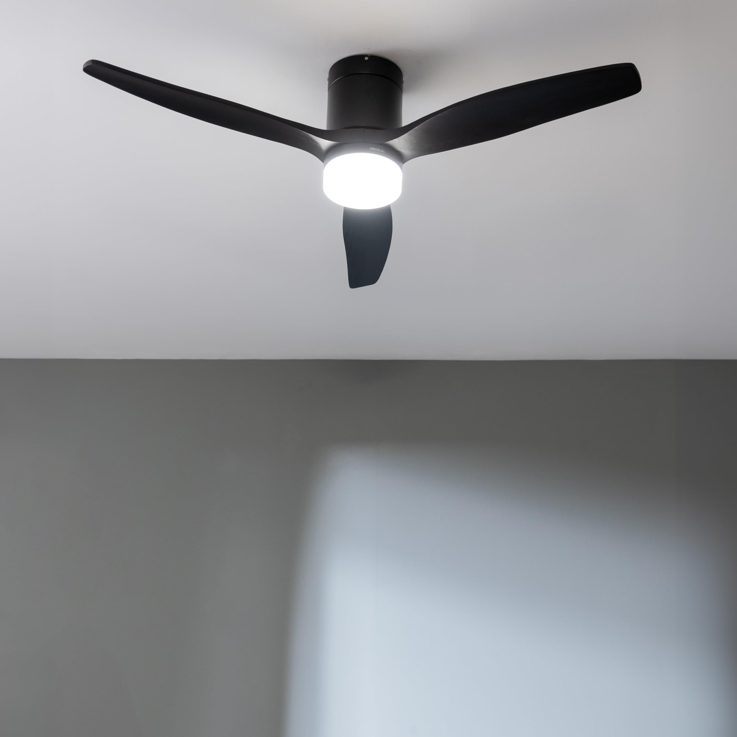 Cecotec - Deckenventilatoren mit Licht EnergySilence Aero 5600 Aqua GoldBlack Connected, 132 cm, 40 W, LED 20W Litch, 3 Flügel, 6 Geschwindigkeiten, Timer, Winter/Sommermodus, Wi-Fi, Goldschwarz