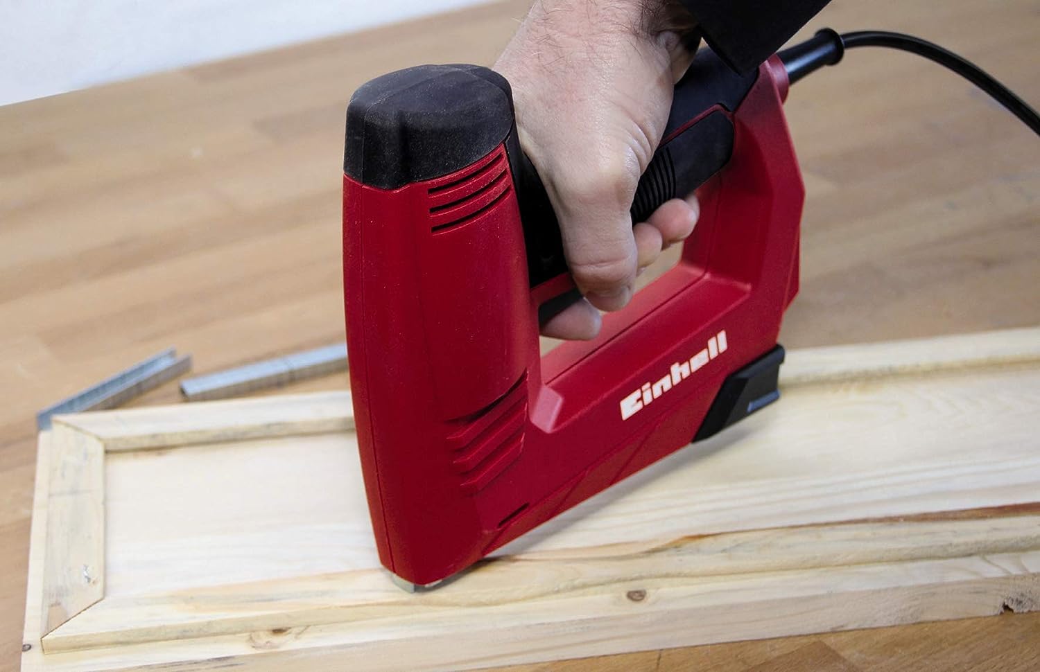 Einhell Elektrotacker TC-EN 20 E (für Klammern Typ 53, Nägel Typ 47, elektronische Schlagkraftvorwahl, Sicherheitsnase, inkl. 1000 Klammern/500 Nägel)