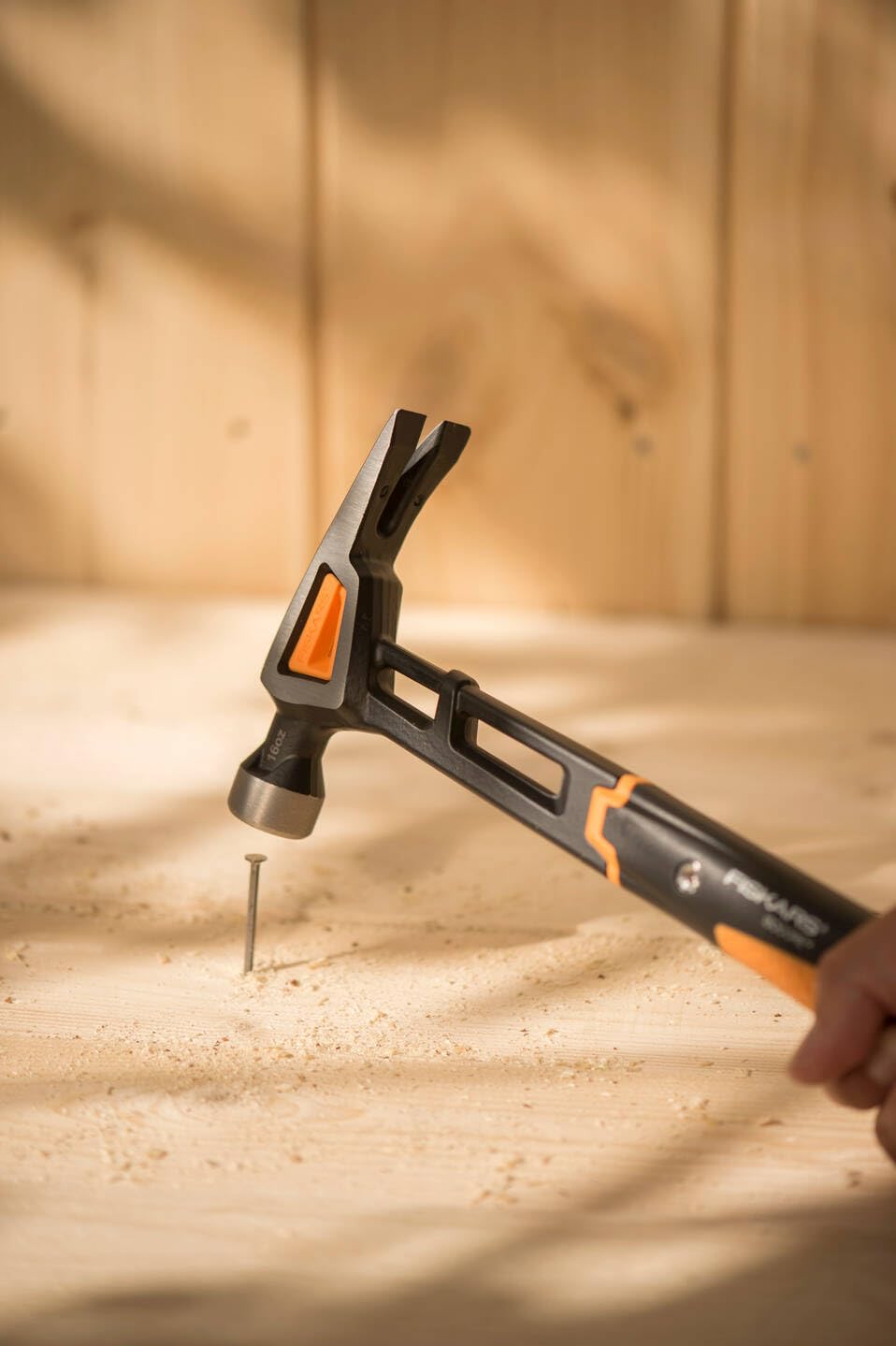 Fiskars Klauenhammer IsoCore M zum Einschlagen der Nägel, Länge: 34 cm, Gewicht: 0,82 kg, Schwarz/Orange, 1020213