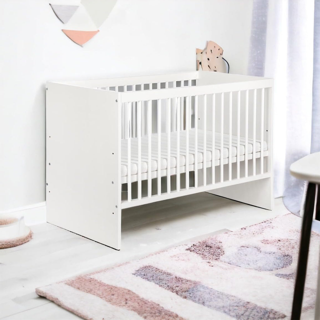 KMbaby Babybett TANY Weiß 120 x 60 cm mit Matratze - Baby Kinderbett Gitterbett mit Lattenrost 3 Stufen Höhenverstellbar - Lackiertes Kiefernholz