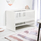 KMbaby Babybett TANY Weiß 120 x 60 cm mit Matratze - Baby Kinderbett Gitterbett mit Lattenrost 3 Stufen Höhenverstellbar - Lackiertes Kiefernholz