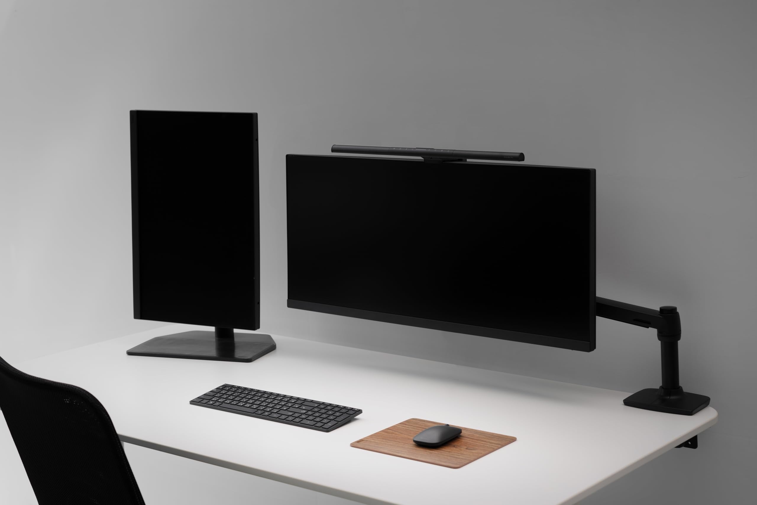 BenQ ScreenBar Pro LED Monitor Lampe – blendfreies Licht, automatisches Ein-/Ausschalten, universelle Klemme, ultrabreite Beleuchtung, einstellbare Farbtemperatur & Helligkeit, Auto-Dimmen, Schwarz