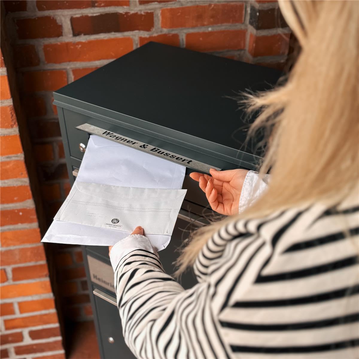 Metzler Paketbox, Briefkasten mit großem Paketfach in Anthrazit, personalisierte Paketbox für draußen, Standbriefkasten mit Paketfach, Paketkasten, Postbox mit Gravur, rostfrei und massiv - Bispo 2