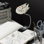 Star Wars Millennium Falcon Buchleuchte zum Anklippen, offiziell lizenziertes Disney-Leselicht, Clip-Lampen-Design mit flexiblem Kabel, mit ikonischem Han Solo Raumschiff, 3 Lichtmodi,