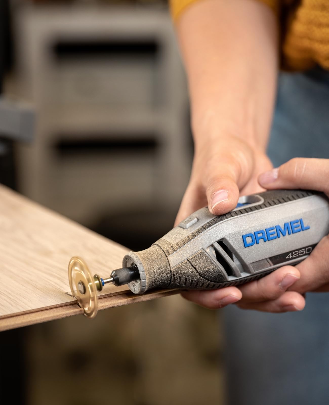 Dremel 4250 Rotationswerkzeug 175 W, Multifunktionswerkzeug-Set mit 35 Zubehören, 175-W-Motor mit Konstantelektronik, variable Drehzahl 5.000–35.000 1/min