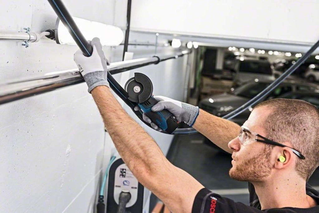 Bosch Professional 12V System Akku Winkelschleifer GWS 12V-76 (inkl. 2x 3.0Ah Akku, Schnellladegerät GAL 1230 CV, 1x Carbide Multi Wheel, 2x Trennscheibe Expert for Inox, L-BOXX2)