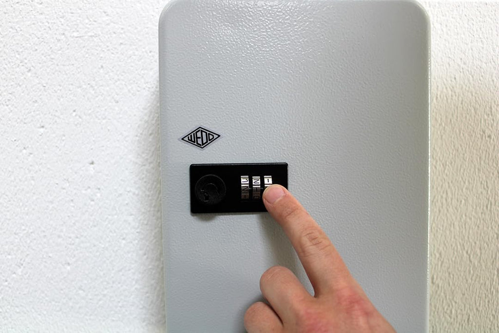 WEDO Schlüsselschrank für 60 Schlüssel – kompaktes Wand-Keysafe mit mechanischem 3-stelligen Zahlenschloss, pulverbeschichtetes Stahlblech, inkl. Nummerierungsset & Montage, hellgrau