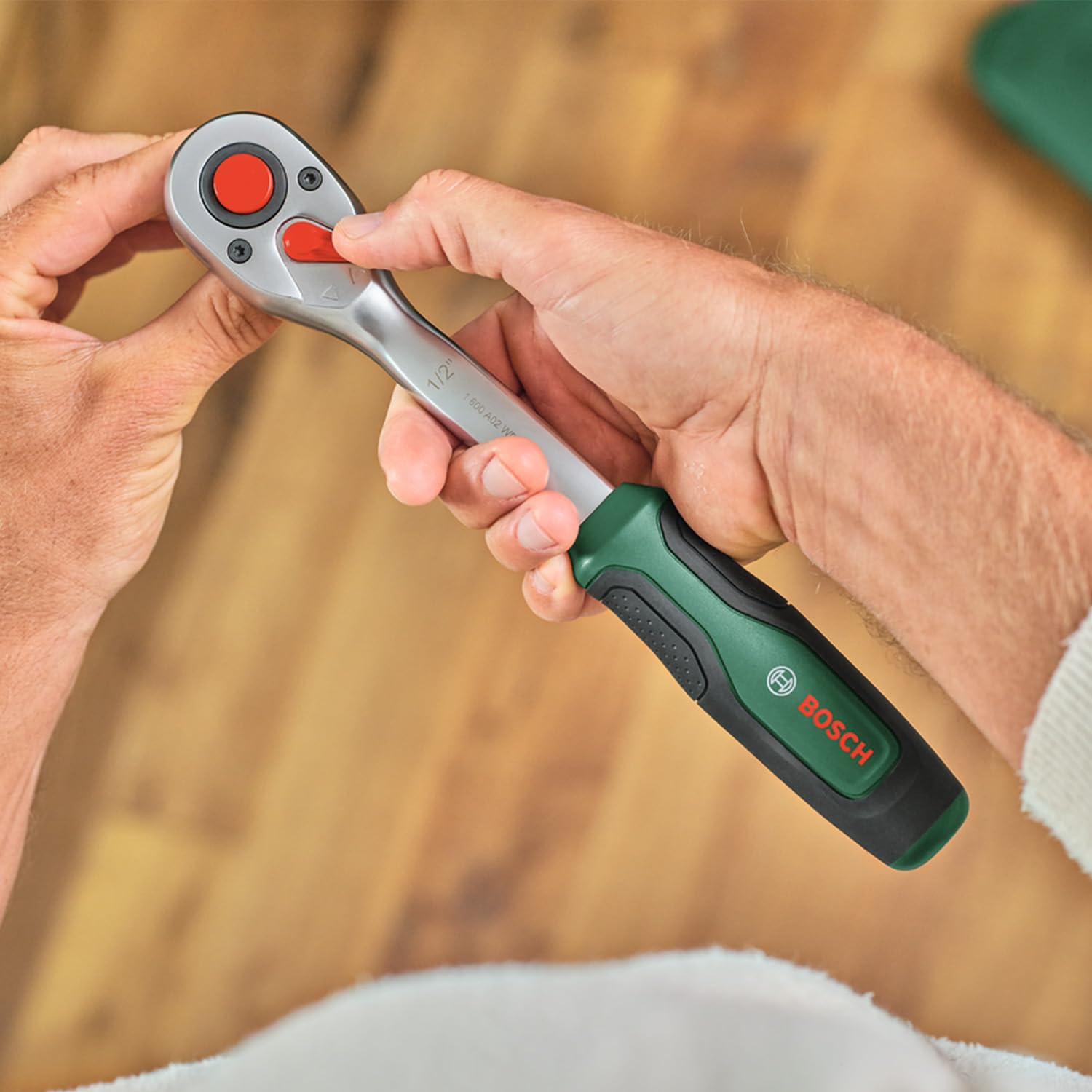 Bosch 1/2" Ratsche (Leistungsstarke Ratsche für vielfältige Heimwerkerarbeiten; Hohes Drehmoment bis 768 Nm; Verriegelungsknopf; Intuitiver Richtungswechsel; Gebogener Hals; Ergonomischer Softgrip)