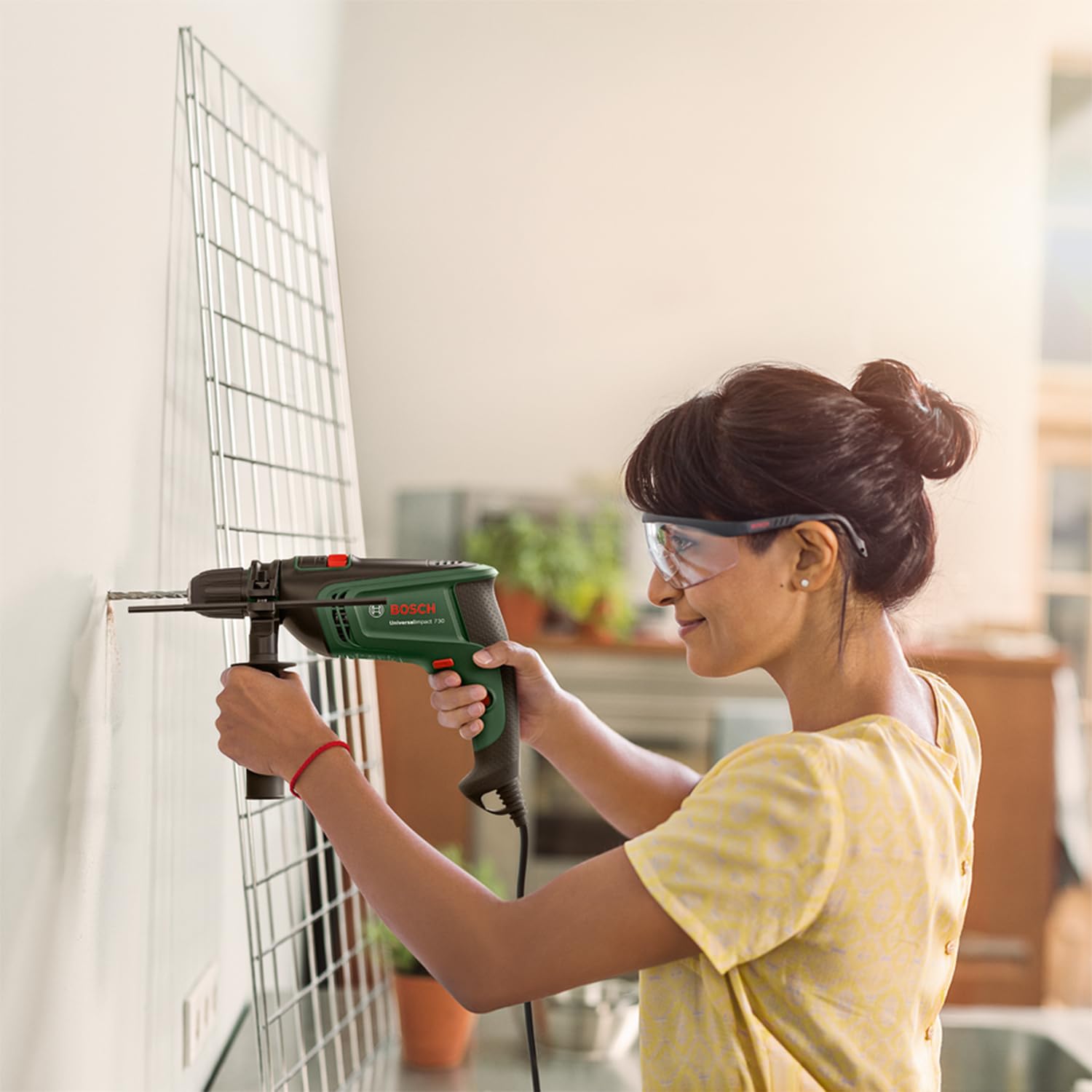 Bosch Schlagbohrmaschine UniversalImpact 730 (Präzisionsbohren in Mauerwerk, Holz und Stahl; 730-Watt-Motor; im Koffer)