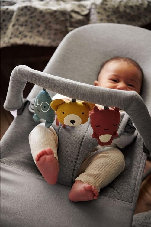 BabyBjörn Babywippe Bliss,3D Jersey, Hellgrau, inklusive Spielzeug für Babywippe, Weiche Freunde