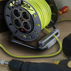 Masterplug Pro-XT 4-Fach offene Kabeltrommel mit Aufrollgriff, Thermoabschaltung und Netzschalter, 50 Meter langes Kabel mit hoher Sichtbarkeit