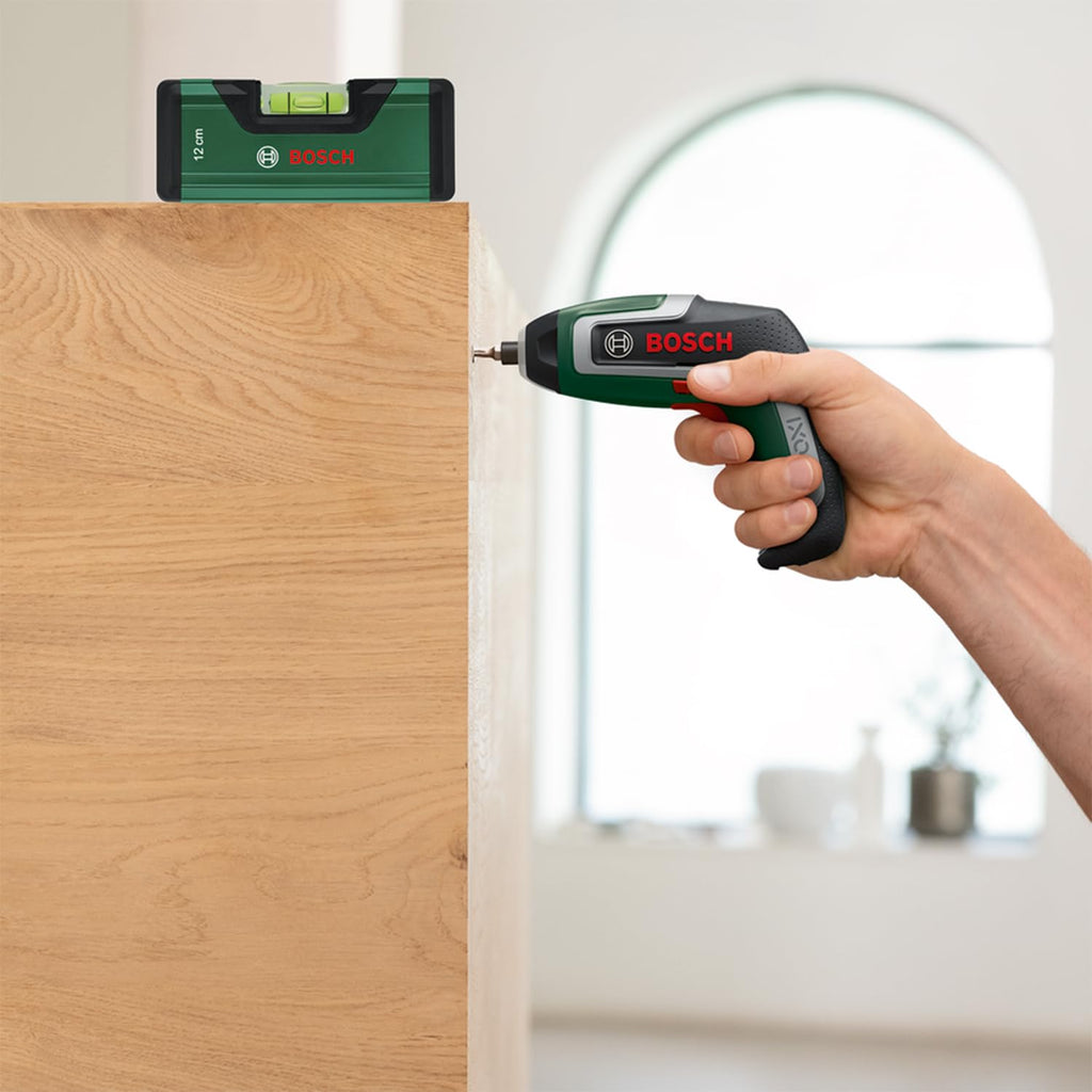 Bosch Akkuschrauber IXO Wasserwaagen-Set (7. Generation; 3,6V; 2,0Ah; 5,5Nm; Set inkl. Mini-Wasserwaage, mit Mikro-USB-Kabel; schraubt bis zu 190 Schrauben; im Karton)